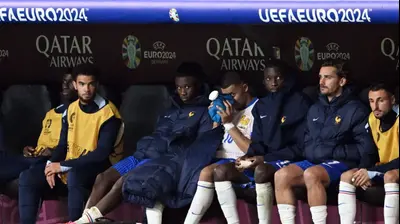 קיליאן אמבפה על הספסל של נבחרת צרפת. רויטרס