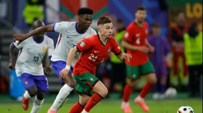 שחקן נבחרת פורטוגל, צ'יקו קונססאו, מול שחקן נבחרת צרפת, אורליאן טשואמני. Soccrates Images,GettyImages