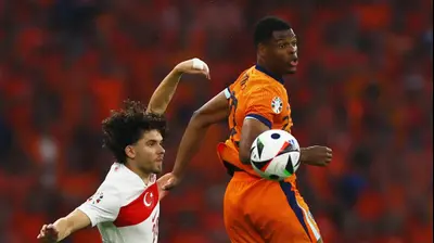 דנזל דומפריס שחקן נבחרת הולנד לפני פרדי קאדיולו שחקן נבחרת טורקיה. רויטרס