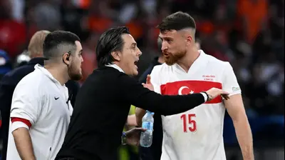 סליח אוזג'אן שחקן נבחרת טורקיה עם מאמנו וינצ'נזו מונטלה. רויטרס