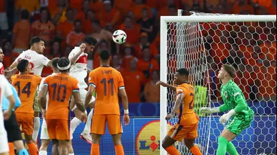 סאמט אקיידין שחקן נבחרת טורקיה נוגח לרשת נבחרת הולנד. רויטרס