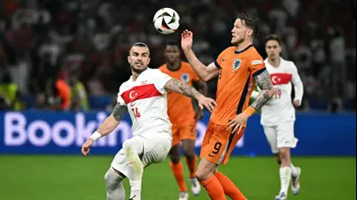 ואוט וחהורסט שחקן נבחרת הולנד מול עבדולקרים ברדאקג'י שחקן נבחרת טורקיה. JAVIER SORIANO/AFP,GettyImages