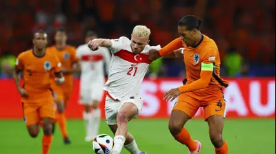 וירג'יל ואן דייק שחקן נבחרת הולנד מול באריש יילמאז שחקן נבחרת טורקיה. רויטרס