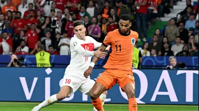 קודי גאקפו שחקן נבחרת הולנד כובש בעזרת מרט מולדור שחקן נבחרת טורקיה. רויטרס