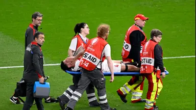 סאמט אקיידין שחקן נבחרת טורקיה מפונה על אלונקה. רויטרס