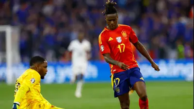 מייק מניאן שוער נבחרת צרפת לצד ניקו וויליאמס נבחרת ספרד. רויטרס