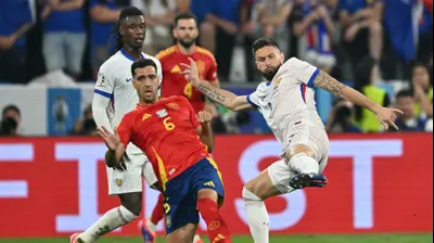 אוליבייה ז'ירו נבחרת צרפת לצד מיקל מרינו נבחרת ספרד. GettyImages