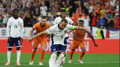 הארי קיין שחקן נבחרת אנגליה בועט פנדל. רויטרס