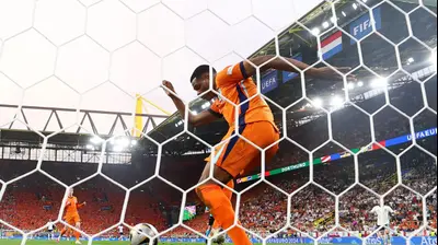 דנזל דומפריס שחקן נבחרת הולנד מציל מקו השער. רויטרס