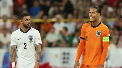 וירג'יל ואן דייק נבחרת הולנד לצד קייל ווקר נבחרת אנגליה. GettyImages
