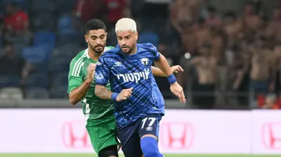 שחקן הפועל באר שבע רותם חטואל, מול שחקן מכבי חיפה מאור קנדיל. ברני ארדוב