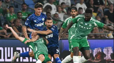 רועי גורדנה שחקן הפועל באר שבע בין פרנזי פיירו, גוני נאור שחקני מכבי חיפה. ברני ארדוב