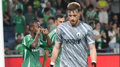 גדי קינדה שחקן מכבי חיפה חוגג שער מאחורי בן גורדין שוער הפועל באר שבע. ברני ארדוב