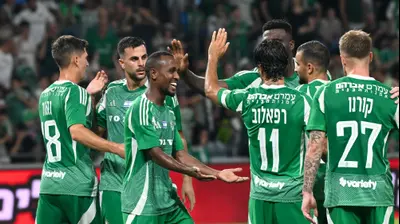 שחקני מכבי חיפה חוגגים עם גדי קינדה. ברני ארדוב