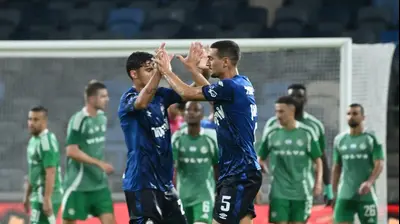 אור בלוריאן עם יוני סטויאנוב שחקני הפועל באר שבע חוגגים שער פסול. ברני ארדוב