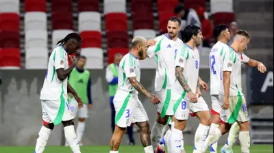 שחקני נבחרת איטליה חוגגים עם מואיז קן. רויטרס