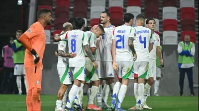 שוער נבחרת ישראל יואב ג'רפי לצד שחקני נבחרת איטליה חוגגים. GettyImages