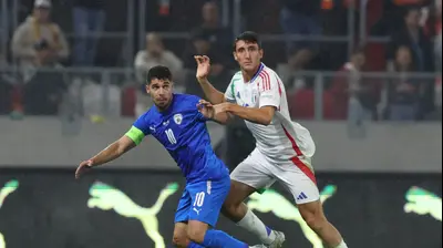 מנור סולומון נבחרת ישראל לצד אנדראה קמביאזו נבחרת איטליה. GettyImages