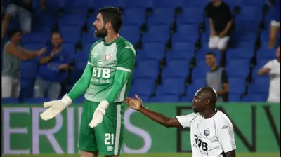 שחקן הפועל חדרה ממאדו אמבוג' עם אוהד לויטה. אודי ציטיאט