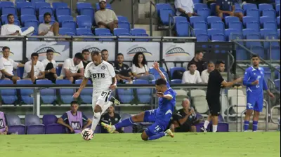 שחקן מכבי פתח תקוה ירדן כהן גולש מאוחר ופוגע בדיא לבאבידי מהפועל חדרה. שלומי גבאי