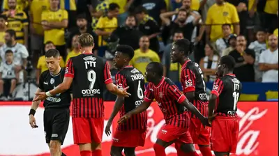 שחקני הפועל ירושלים לצד דוד פוקסמן שופט כדורגל. ברני ארדוב