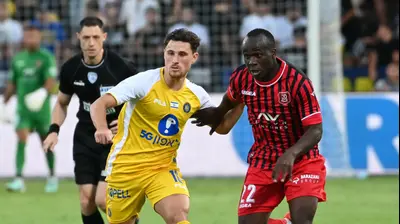 גבי קניקובסקי מכבי תל אביב לצד סמבה דיאלו הפועל ירושלים. ברני ארדוב