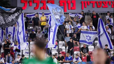 דגלי ישראל ביציע של אוהדי עירוני טבריה. מאור אלקסלסי