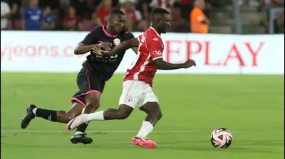 קינגס קאנגווה שחקן הפועל באר שבע לפני עבדולאי סיסה שחקן הפועל חדרה. שלומי גבאי