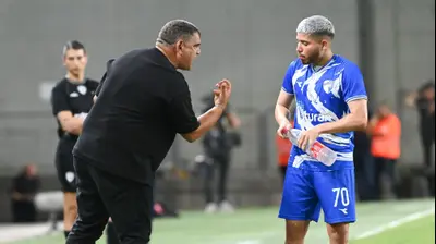 שי ברדה מאמן עירוני קרית שמונה לצד כריסטיאן מרטינס. ברני ארדוב