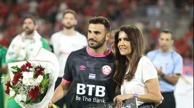 אלונה ברקת בעלים הפועל באר שבע עם הראל שלום שחקן הפועל חדרה. שלומי גבאי