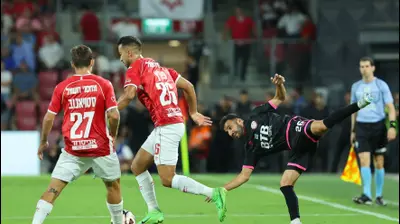 הראל שלום שחקן הפועל חדרה מול אליאל פרץ שחקן הפועל באר שבע. לירון מולדובן 