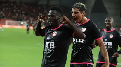 דובאן דיבי שחקן הפועל חדרה חוגג שער, מאחוריו ליאור רוקח. שלומי גבאי