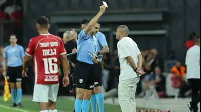 השופט גל לוי, שולף כרטיס צהוב למאמן הפועל באר שבע רן קוז'וך. לירון מולדובן 