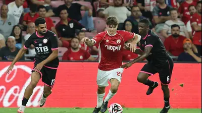 שחקן הפועל באר שבע יוני סטויאנוב, מול שחקני הפועל חדרה, איציק שולמייסטר, עבדולאי סיסה. לירון מולדובן 