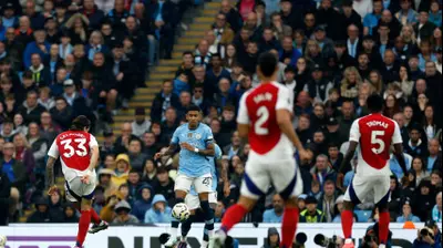 ריקרדו קלאפיורי שחקן ארסנל כובש מול מנצ'סטר סיטי. רויטרס