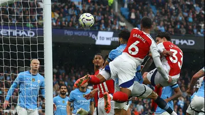 גבריאל שחקן ארסנל נוגח לרשת מנצ'סטר סיטי. רויטרס