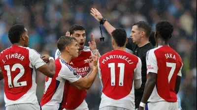 השופט מייקל אוליבר מרחיק את לאנדרו טרוסאר שחקן ארסנל. רויטרס