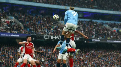 ארלינג הולאנד שחקן מנצ'סטר סיטי נוגח מול ארסנל. רויטרס