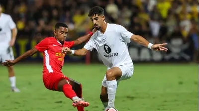 רוי רביבו שחקן מכבי תל אביב מול נועם מוצ'ה שחקן מ.ס. אשדוד. לירון מולדובן 