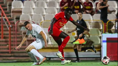 טימותי אוואני שחקן מ.ס. אשדוד לפני אושר דוידה שחקן מכבי תל אביב. לירון מולדובן 