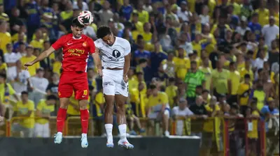 טייריס אסנטה שחקן מכבי תל אביב מול מוחמד כנעאן שחקן מ.ס. אשדוד. לירון מולדובן 