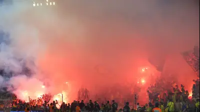 אבוקות ביציע אוהדי מכבי תל אביב. לירון מולדובן 