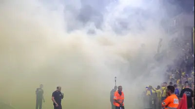 רימוני עשן של אוהדי מכבי תל אביב. לירון מולדובן 