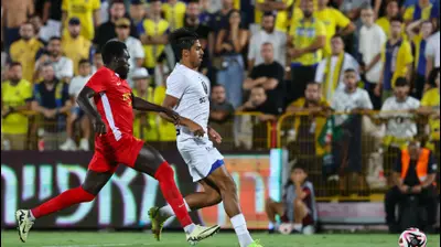 דור פרץ שחקן מכבי תל אביב לפני טימותי אוואני שחקן מ.ס. אשדוד. לירון מולדובן 