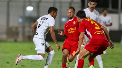 ווסלי פטאצ'י שחקן מכבי תל אביב מול רביד אברג'יל שחקן מ.ס. אשדוד. לירון מולדובן 
