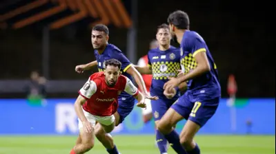 שחקן מכבי תל אביב, רז שלמה, מכשיל את שחקן בראגה, רפיק גיטאן. רויטרס