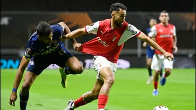 שחקן מכבי תל אביב אופיר דויזאדה, מול שחקן בראגה, רפיק גיטאן. MIGUEL RIOPA,GettyImages