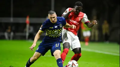 שחקן מכבי תל אביב, אושר דוידה, מול שחקן בראגה, רוז'ר. MIGUEL RIOPA,GettyImages