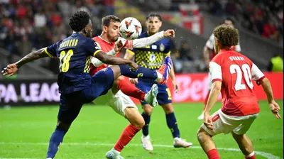 שחקן בראגה, ריקרדו הורטה, מול שחקן מכבי תל אביב, איסוף סיסוקו. MIGUEL RIOPA,GettyImages