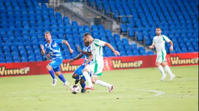 מחמוד ג'אבר שחקן מכבי חיפה מול סקו בנגורה שחקן עירוני קרית שמונה. קובי אליהו